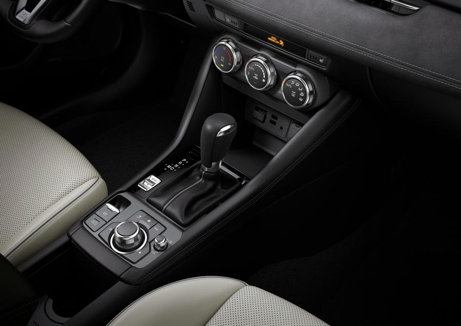 Детали интерьера Mazda CX-3 2018 года  (NA) (фото 6 из 10)